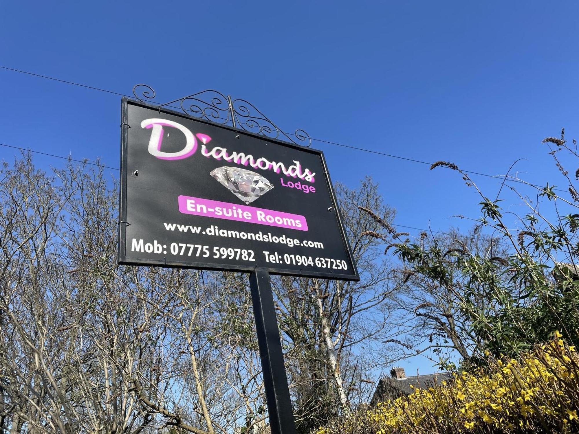 Гостевой дом Diamonds Near Hospital Йорк